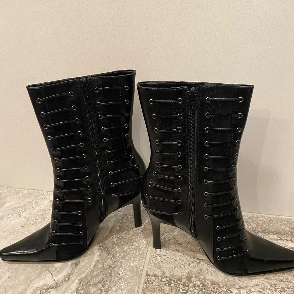 NIB. Nine West 7M Black Leather heeled boots